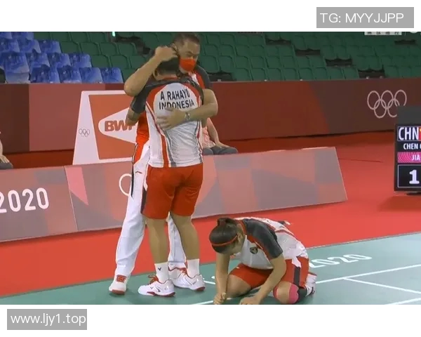 中国运动员夺金后比心观众：这一幕太暖了