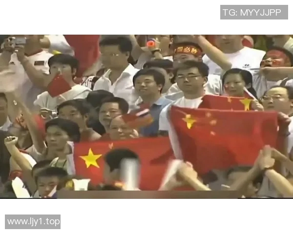 球迷高唱国歌全场合唱，画面震撼人心