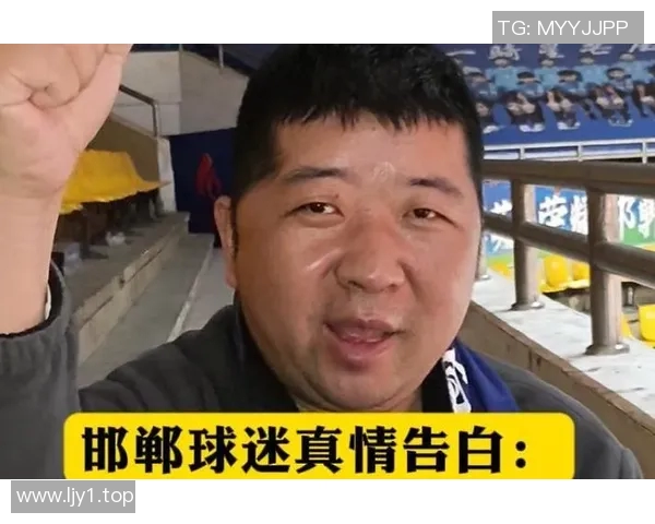 球迷看台上真情告白成功全场掌声雷动见证浪漫瞬间